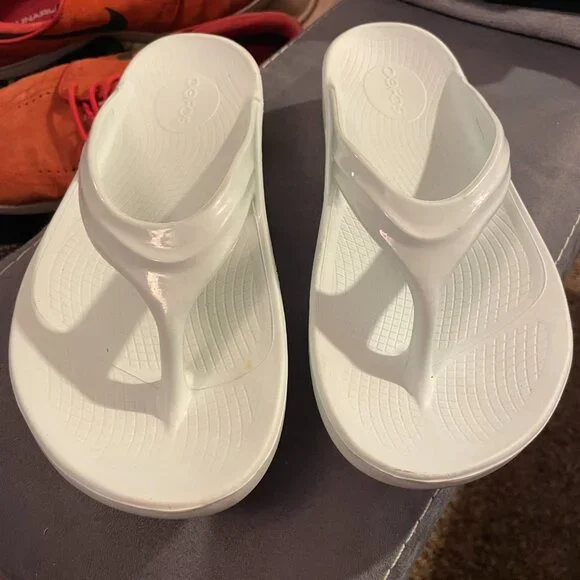 ladies OOFOS flip flops - Picture 2 of 7